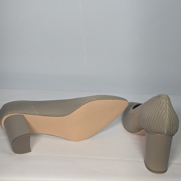 NEW Coutgo Womens Knit Pump Closed Pointed Toe Sz 11 taupe - Picture 2 of 3